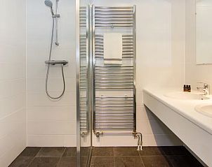 Stijlvolle badkamer met douche in Vitamaris appartement op Schiermonnikoog, Waddeneilanden.