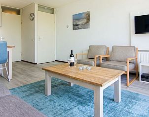 Woonkamer met eethoek in Vitamaris appartement, Schiermonnikoog, Waddeneilanden.