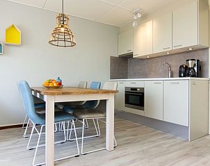 Eetkamer met houten tafel in Vitamaris appartement, Schiermonnikoog, Waddeneilanden.