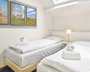 Tweepersoonskamer met kunst in Vitamaris appartement, Schiermonnikoog, Waddeneilanden.