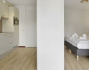Open keuken en slaapkamer in Vitamaris appartement, Schiermonnikoog.