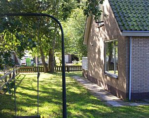 Schaduwrijke tuin van Louwtjesduin Oost vakantiehuis in Schiermonnikoog.
