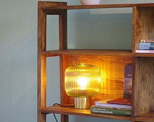 Boekenkast met sfeerverlichting in Louwtjesduin Oost vakantiehuis, Schiermonnikoog.
