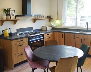 Moderne keuken van Louwtjesduin Oost vakantiehuis op Schiermonnikoog.