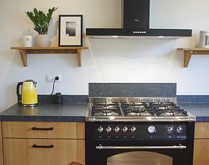 Luxe fornuis in de keuken van Louwtjesduin Oost vakantiehuis, Schiermonnikoog.