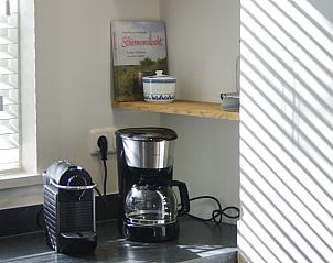 Koffiehoek in de keuken van Louwtjesduin Oost vakantiehuis, Schiermonnikoog.