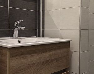 Moderne badkamer in Louwtjesduin Oost vakantiehuis, Schiermonnikoog.