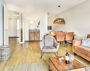 Gezellige woonkamer in Vitamaris appartement op Schiermonnikoog, Waddeneilanden, met comfortabele zithoek.