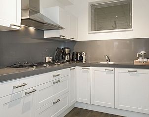 Moderne keuken in Vitamaris appartement, Schiermonnikoog, volledig uitgerust voor een comfortabel verblijf.