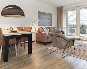 Open woonkamer en eetruimte in Vitamaris appartement, Schiermonnikoog, voor gezellig samenzijn.