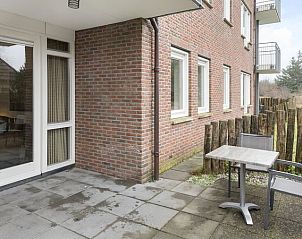 Ruim terras bij Vitamaris appartement, Schiermonnikoog, ideaal voor buiten dineren.