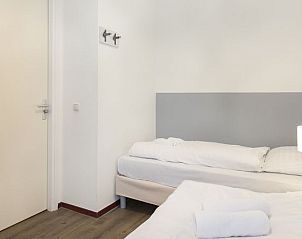 Gezellige slaapkamer met schelpenkunst in Vitamaris appartement, Schiermonnikoog.
