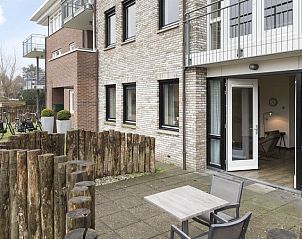 Buitenterras van Vitamaris appartement op Schiermonnikoog met zitje en groene omgeving voor ontspanning.