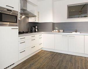 Moderne keuken van Vitamaris 2-persoons appartement op Schiermonnikoog met complete uitrusting voor koken.
