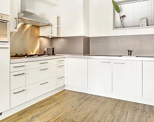 Stijlvolle keuken in Vitamaris appartement op Schiermonnikoog met moderne apparatuur en veel werkruimte.