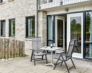 Privterras van Vitamaris 2-persoons appartement op Schiermonnikoog met zitje en uitzicht.