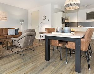 Open woonkamer en keuken in Vitamaris 2-persoons appartement op Schiermonnikoog met moderne inrichting.