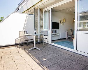 Ruim terras bij Vitamaris appartement, ideaal voor ontspanning op Schiermonnikoog, Waddeneilanden.