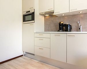 Moderne keuken in Vitamaris appartement op Schiermonnikoog, Waddeneilanden.