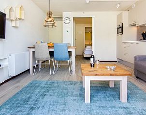 Open leefruimte met eethoek in Vitamaris appartement, Schiermonnikoog, Waddeneilanden.