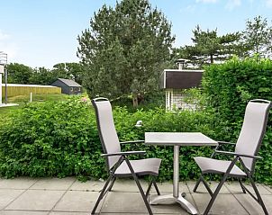 Buitenruimte met zitje bij Vitamaris appartement, Schiermonnikoog, Waddeneilanden.