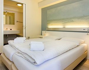 Stijlvolle slaapkamer met kunst in Vitamaris appartement, Schiermonnikoog, Waddeneilanden.