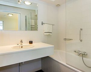 Badkamer met ligbad in Vitamaris appartement, Schiermonnikoog, Waddeneilanden.