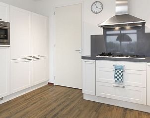 Moderne keuken in Vitamaris 6-persoons vakantieappartement op Schiermonnikoog.