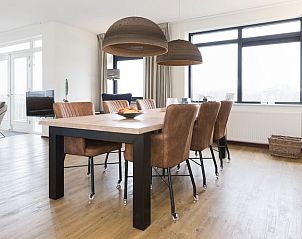 Ruime eetkamer in Vitamaris 6-persoons appartement op Schiermonnikoog.