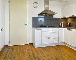 Strakke keukeninrichting in Vitamaris appartement, Schiermonnikoog.