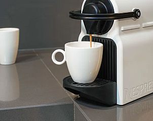Koffiezetapparaat in moderne keuken van Vitamaris appartement, Schiermonnikoog.