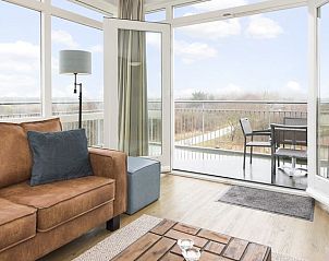 Gezellige woonkamer met balkon in Vitamaris 6-persoons appartement, Schiermonnikoog.