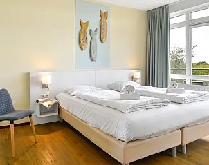 Slaapkamer met tweepersoonsbed in Vitamaris vakantieappartement, Schiermonnikoog.