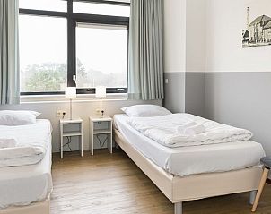 Tweepersoons slaapkamer met uitzicht in Vitamaris appartement, Schiermonnikoog.