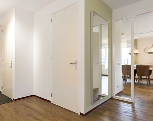 Entree van Vitamaris 4-persoons appartement 4L2 op Schiermonnikoog, met houten vloeren en moderne decoratie.