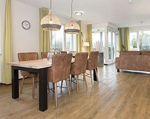 Open leefruimte in Vitamaris 4-persoons appartement 4L2 op Schiermonnikoog met moderne meubels en veel licht.