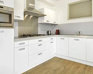 Moderne keuken in Vitamaris 4-persoons appartement 4L2, Schiermonnikoog, compleet met alle benodigde apparatuur.