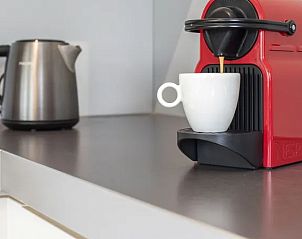 Koffiezetapparaat in de keuken van Vitamaris 4-persoons appartement 4L2, Schiermonnikoog, perfect voor een ochtendkoffie.
