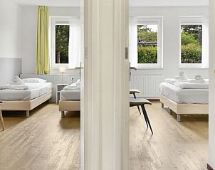 Twee slaapkamers in Vitamaris 4-persoons appartement 4L2, Schiermonnikoog, elk met een eigen stijl en veel licht.