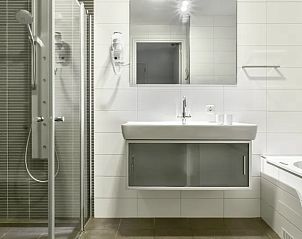 Luxe badkamer in Vitamaris 4-persoons appartement 4L2 op Schiermonnikoog met bad en moderne voorzieningen.