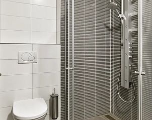 Stijlvolle douche in Vitamaris 4-persoons appartement 4L2, Schiermonnikoog, met moderne tegels en accessoires.