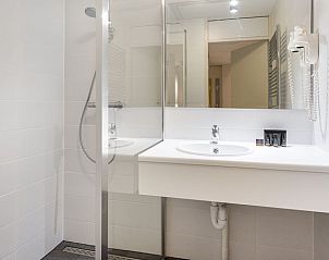 Moderne badkamer in Vitamaris appartement, Schiermonnikoog, met ruime douche.