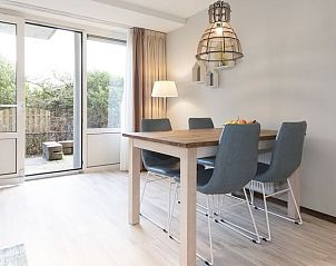 Eetruimte in Vitamaris appartement op Schiermonnikoog met uitzicht op terras.