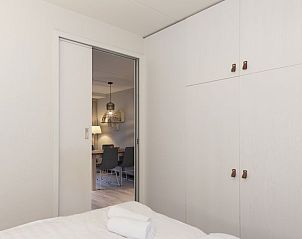 Ruime opbergkast in slaapkamer van Vitamaris appartement op Schiermonnikoog.
