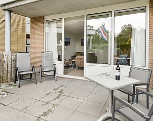 Terras van Vitamaris appartement op Schiermonnikoog met comfortabele zitgelegenheid.