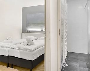 Slaapkamer en badkamer in Vitamaris appartement op Schiermonnikoog met moderne voorzieningen.