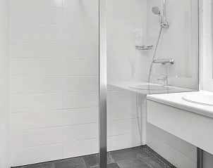 Stijlvolle douche in Vitamaris appartement op Schiermonnikoog met glazen wand.