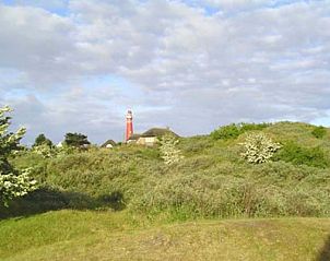 Prachtig uitzicht op de vuurtoren en duinen vanaf Casa Maris op Schiermonnikoog, Waddeneilanden.