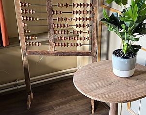 Gezellige binnenruimte met planten in Huisje in Schiermonnikoog, vakantiewoning in Schiermonnikoog, Waddeneilanden.