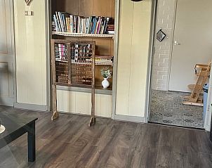 Boekenkast in Huisje in Schiermonnikoog, vakantiehuis in Schiermonnikoog, Waddeneilanden.